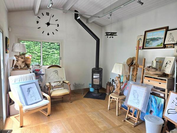 Propriété  de type 8, édifiée sur un terrain arboré de 16161 m², piscine, garage et dépendances