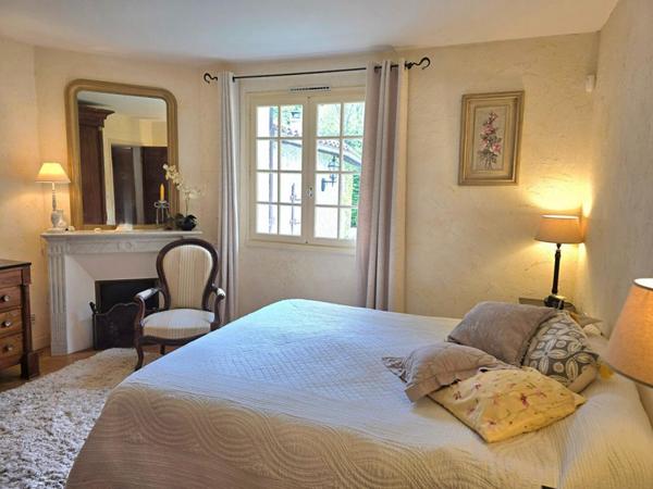 Propriété  de type 8, édifiée sur un terrain arboré de 16161 m², piscine, garage et dépendances