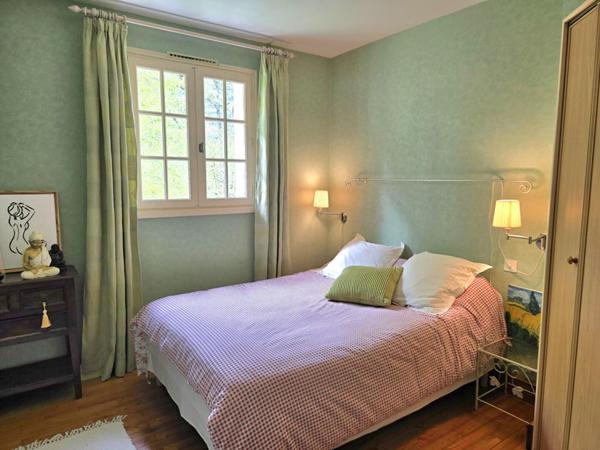 Propriété  de type 8, édifiée sur un terrain arboré de 16161 m², piscine, garage et dépendances