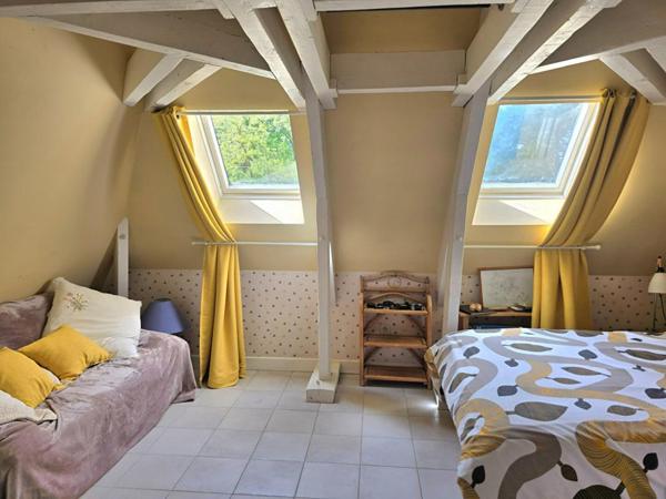 Propriété  de type 8, édifiée sur un terrain arboré de 16161 m², piscine, garage et dépendances