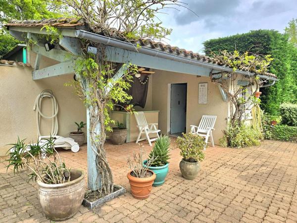 Propriété  de type 8, édifiée sur un terrain arboré de 16161 m², piscine, garage et dépendances