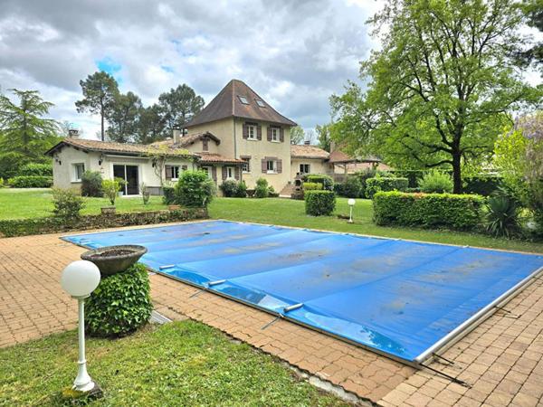 Propriété  de type 8, édifiée sur un terrain arboré de 16161 m², piscine, garage et dépendances