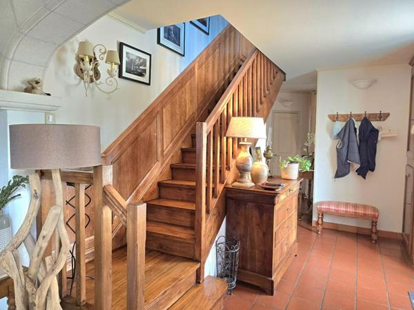 Propriété  de type 8, édifiée sur un terrain arboré de 16161 m², piscine, garage et dépendances