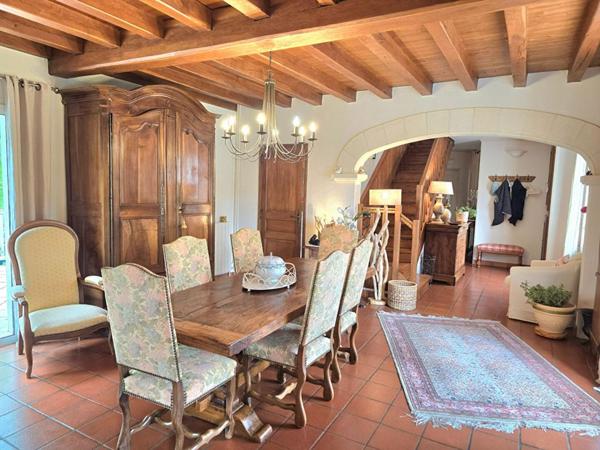 Propriété  de type 8, édifiée sur un terrain arboré de 16161 m², piscine, garage et dépendances