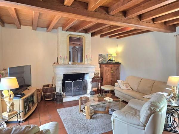 Propriété  de type 8, édifiée sur un terrain arboré de 16161 m², piscine, garage et dépendances