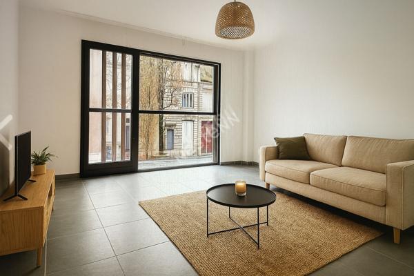 NANTES - RUE PAUL BELLAMY / Appartement deux pièces 45m² dans un immeuble de 2011, avec parking extérieur