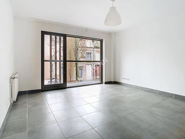 NANTES - RUE PAUL BELLAMY / Appartement deux pièces 45m² dans un immeuble de 2011, avec parking extérieur