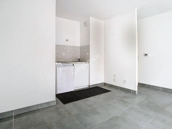 NANTES - RUE PAUL BELLAMY / Appartement deux pièces 45m² dans un immeuble de 2011, avec parking extérieur