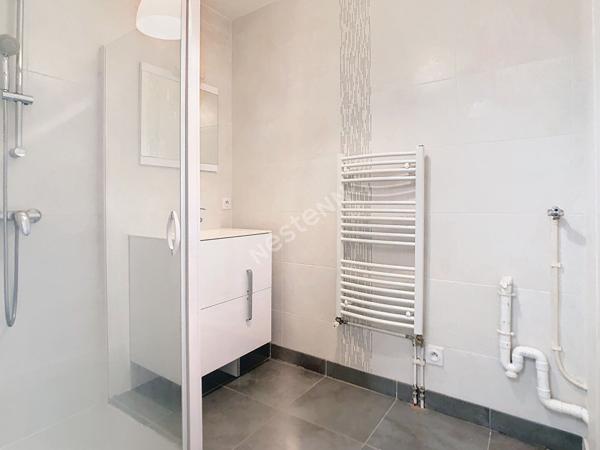 NANTES - RUE PAUL BELLAMY / Appartement deux pièces 45m² dans un immeuble de 2011, avec parking extérieur