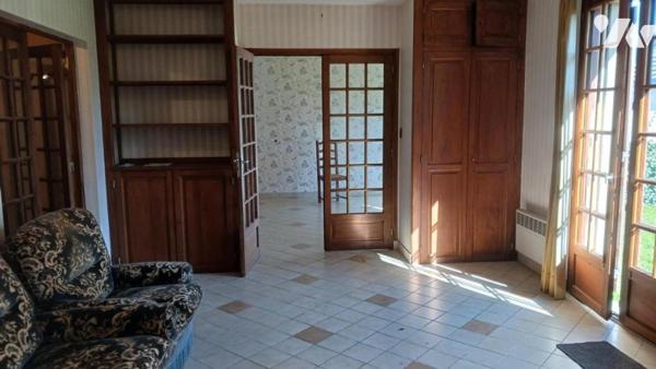 Grand pavillon avec autonomie de plain-pied implanté sur 1.204 m² à proximité du bourg de BARFLEUR