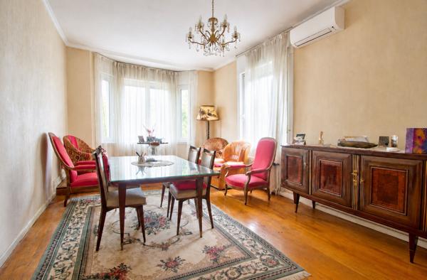 Agen - Maison de caractère de 150m2, composée de 5 pièces, 3 chambres, un bureau et extérieur.