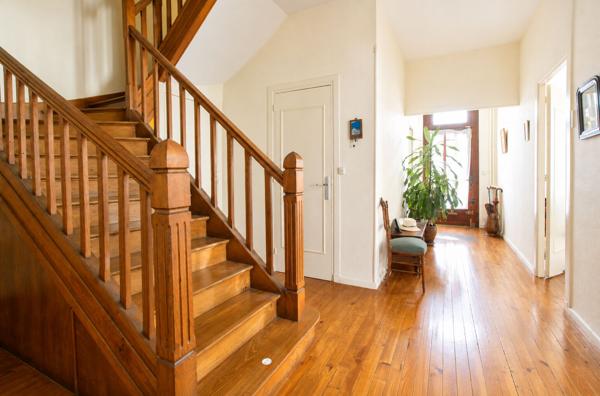 Agen - Maison de caractère de 150m2, composée de 5 pièces, 3 chambres, un bureau et extérieur.