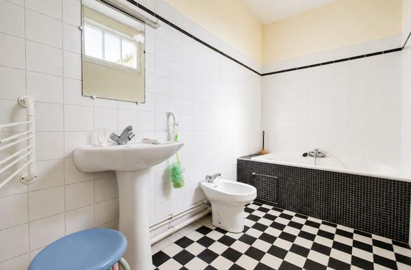 Agen - Maison de caractère de 150m2, composée de 5 pièces, 3 chambres, un bureau et extérieur.