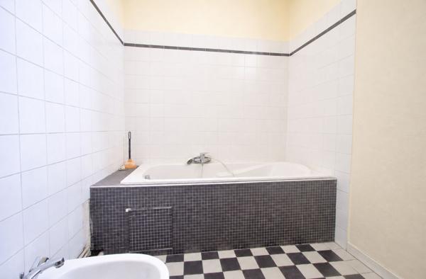 Agen - Maison de caractère de 150m2, composée de 5 pièces, 3 chambres, un bureau et extérieur.