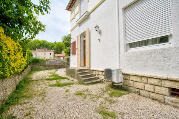 Agen - Maison de caractère de 150m2, composée de 5 pièces, 3 chambres, un bureau et extérieur.