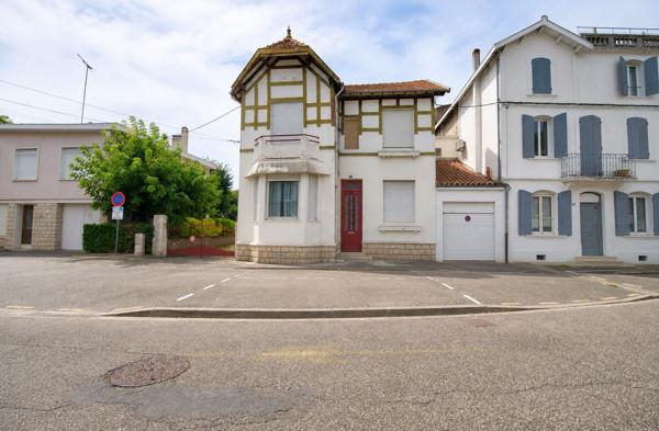 Agen - Maison de caractère de 150m2, composée de 5 pièces, 3 chambres, un bureau et extérieur.