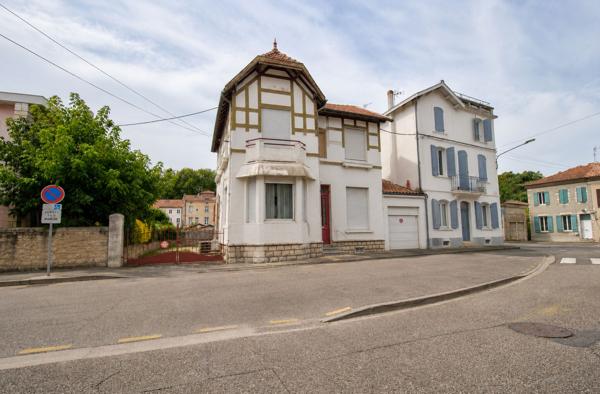 Agen - Maison de caractère de 150m2, composée de 5 pièces, 3 chambres, un bureau et extérieur.