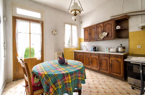 Agen - Maison de caractère de 150m2, composée de 5 pièces, 3 chambres, un bureau et extérieur.