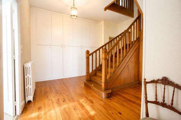 Agen - Maison de caractère de 150m2, composée de 5 pièces, 3 chambres, un bureau et extérieur.