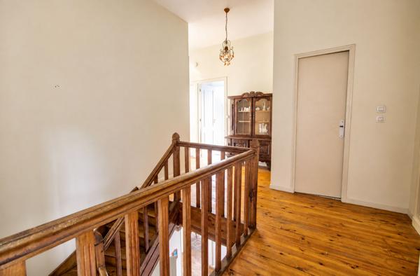 Agen - Maison de caractère de 150m2, composée de 5 pièces, 3 chambres, un bureau et extérieur.