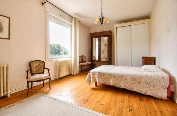 Agen - Maison de caractère de 150m2, composée de 5 pièces, 3 chambres, un bureau et extérieur.