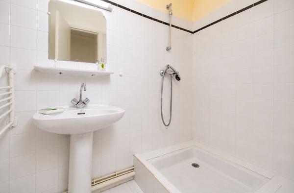 Agen - Maison de caractère de 150m2, composée de 5 pièces, 3 chambres, un bureau et extérieur.