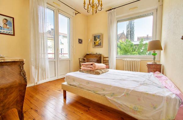 Agen - Maison de caractère de 150m2, composée de 5 pièces, 3 chambres, un bureau et extérieur.