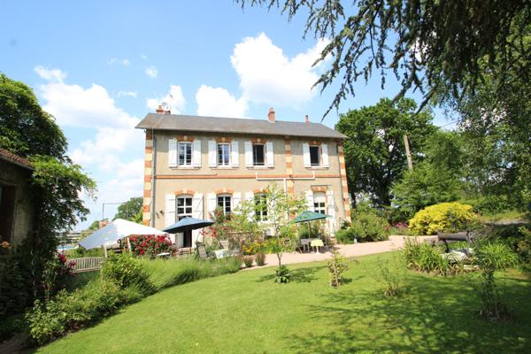 Montcombroux-les-Mines (03130) Viager occupé sans rente - Belle maison bourgeoise avec terrain et piscine