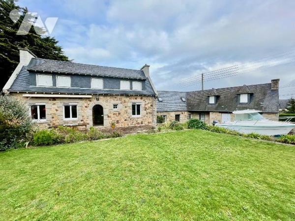 A 400 mètres de la plage !
Ensemble de 2 maisons en pierres avec un grand garage (atelier).
L...