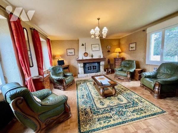 A 400 mètres de la plage !
Ensemble de 2 maisons en pierres avec un grand garage (atelier).
L...