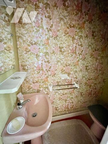 A 400 mètres de la plage !
Ensemble de 2 maisons en pierres avec un grand garage (atelier).
L...