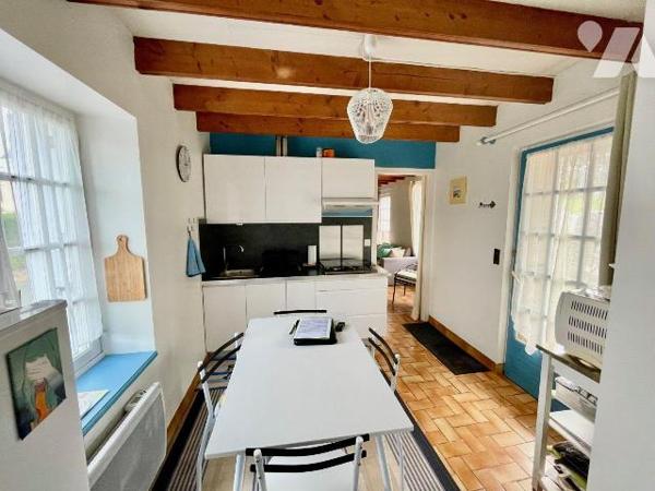 A 400 mètres de la plage !
Ensemble de 2 maisons en pierres avec un grand garage (atelier).
L...