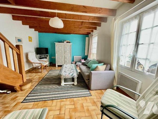 A 400 mètres de la plage !
Ensemble de 2 maisons en pierres avec un grand garage (atelier).
L...