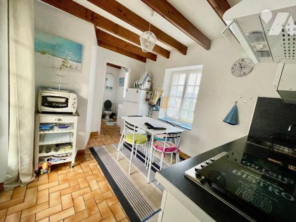 A 400 mètres de la plage !
Ensemble de 2 maisons en pierres avec un grand garage (atelier).
L...