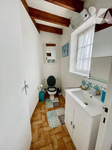 A 400 mètres de la plage !
Ensemble de 2 maisons en pierres avec un grand garage (atelier).
L...