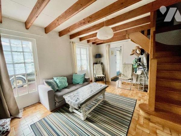 A 400 mètres de la plage !
Ensemble de 2 maisons en pierres avec un grand garage (atelier).
L...