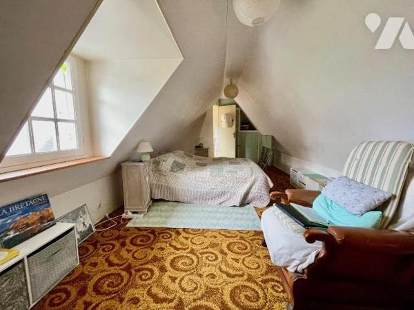 A 400 mètres de la plage !
Ensemble de 2 maisons en pierres avec un grand garage (atelier).
L...