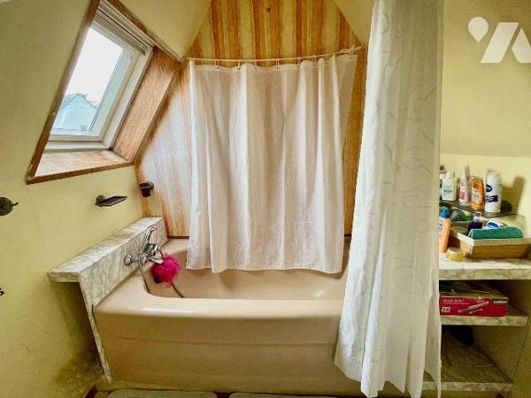 A 400 mètres de la plage !
Ensemble de 2 maisons en pierres avec un grand garage (atelier).
L...