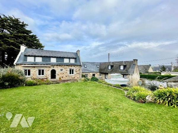 A 400 mètres de la plage !
Ensemble de 2 maisons en pierres avec un grand garage (atelier).
L...