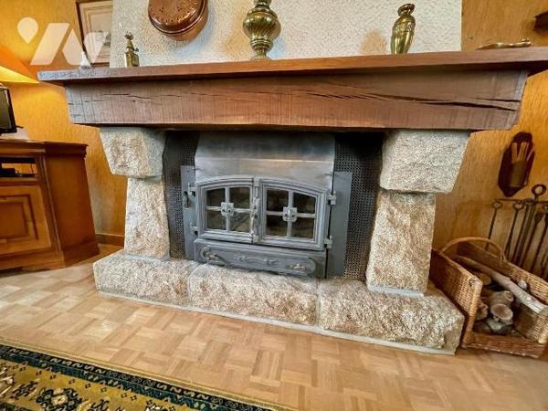 A 400 mètres de la plage !
Ensemble de 2 maisons en pierres avec un grand garage (atelier).
L...