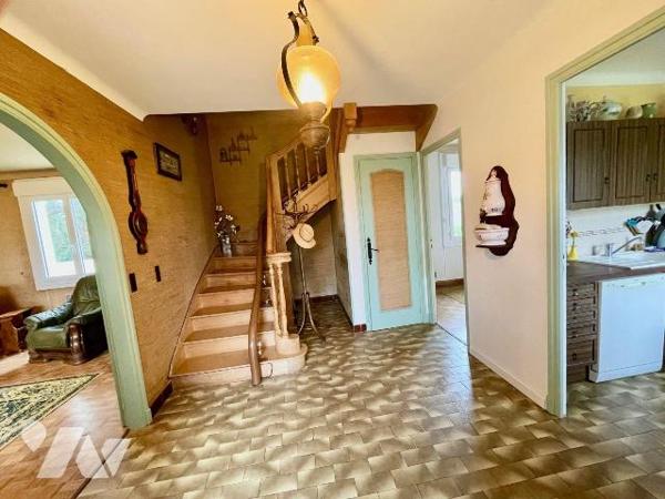 A 400 mètres de la plage !
Ensemble de 2 maisons en pierres avec un grand garage (atelier).
L...