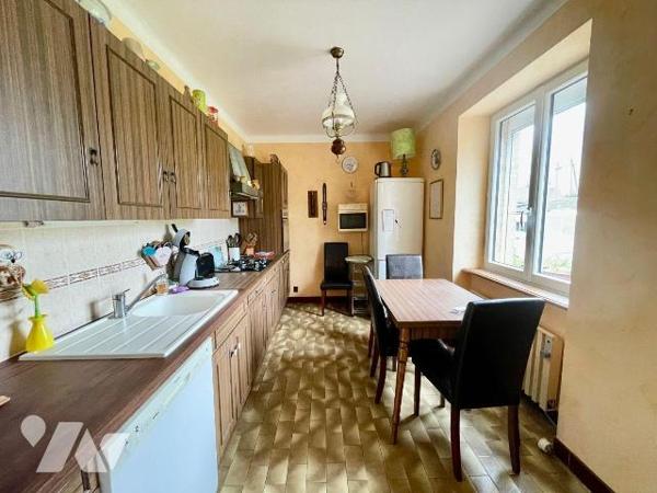 A 400 mètres de la plage !
Ensemble de 2 maisons en pierres avec un grand garage (atelier).
L...