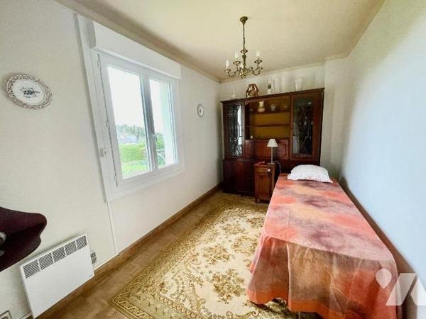 A 400 mètres de la plage !
Ensemble de 2 maisons en pierres avec un grand garage (atelier).
L...