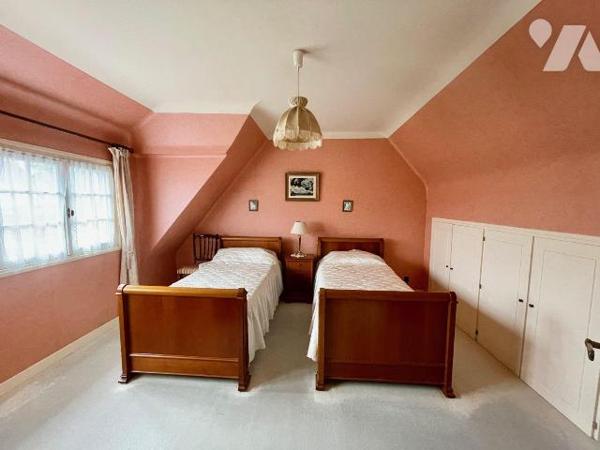 A 400 mètres de la plage !
Ensemble de 2 maisons en pierres avec un grand garage (atelier).
L...