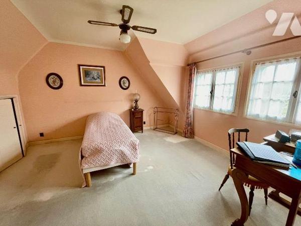 A 400 mètres de la plage !
Ensemble de 2 maisons en pierres avec un grand garage (atelier).
L...