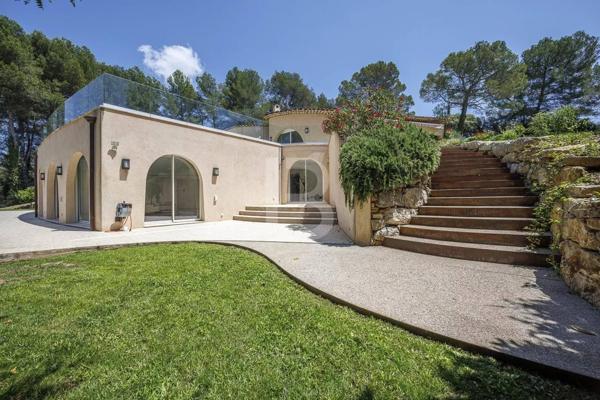 Villa d'architecte avec vue sur Castellaras à vendre à Mouans Sartoux