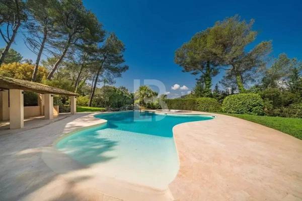 Villa d'architecte avec vue sur Castellaras à vendre à Mouans Sartoux