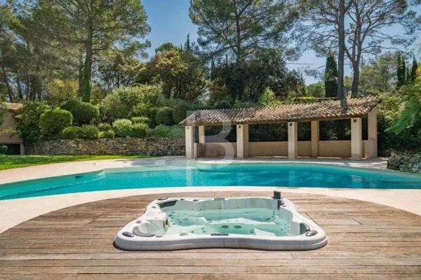 Villa d'architecte avec vue sur Castellaras à vendre à Mouans Sartoux