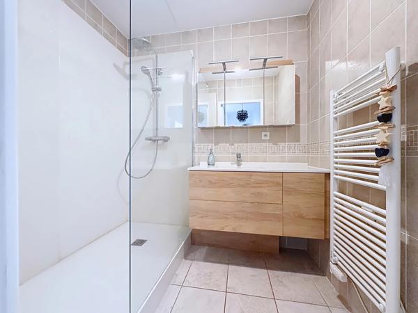 ✨ À vendre Dpt Rhône (69) – Résidence de standing avec piscine : T3 entièrement rénové  parking – env. 62 m²