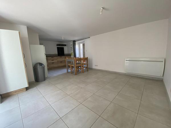 STUDIO MEUBLÉ AVEC COURETTE PRIVATIVE ? SAINT-COLOMBAN